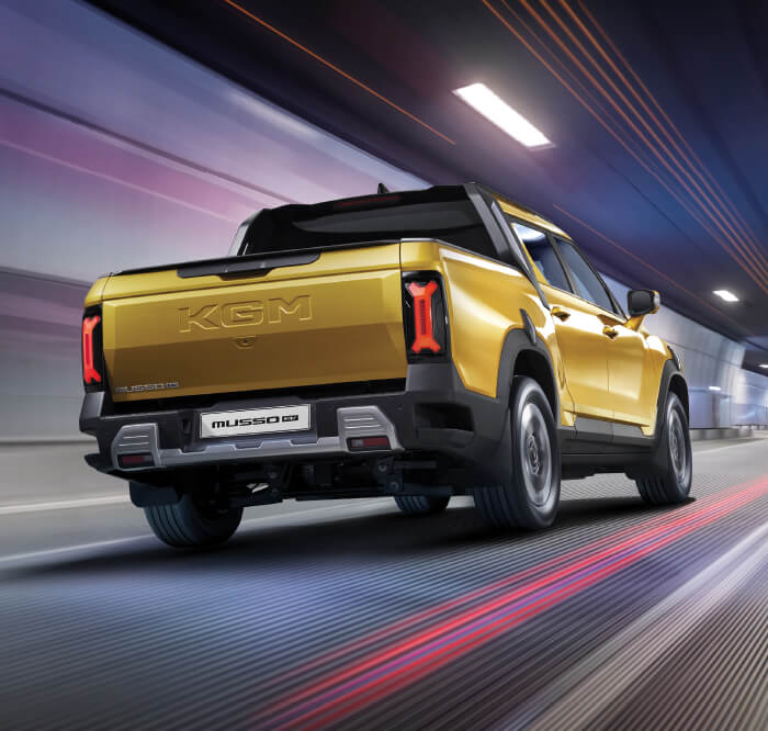 KGM-Musso-EV-Pickup-Electrica-Colombia-Principal KGM Musso EV 2026 pick-up 100% eléctrica en color blanco - Vista frontal con firma lumínica LED y diseño robusto para trabajo y ciudad en Colombia.