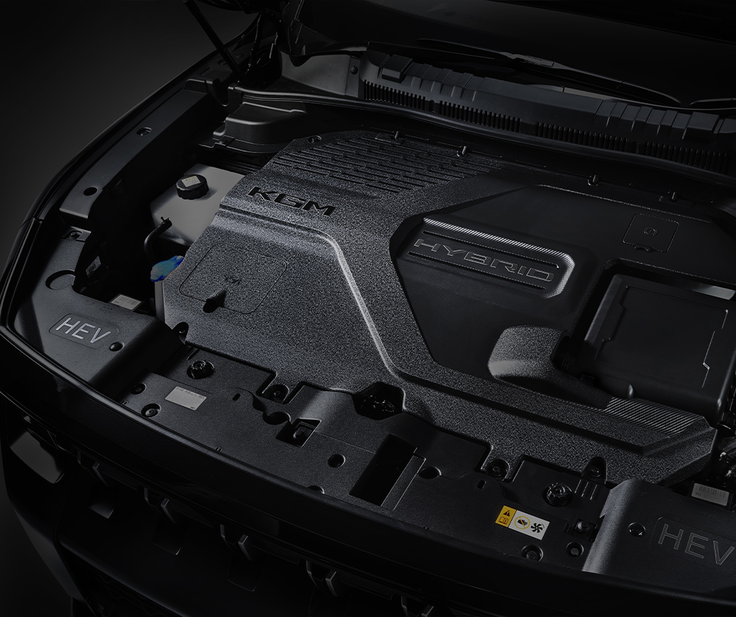 Primer plano del motor KGM Torres Hybrid con sistema híbrido serie-paralelo y gestión de 9 modos de manejo en Colombia