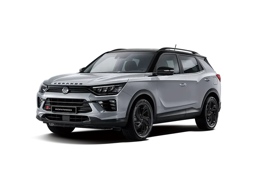 SUV mediano KGM Korando color gris con techo negro bitono y vista frontal tres cuartos.
