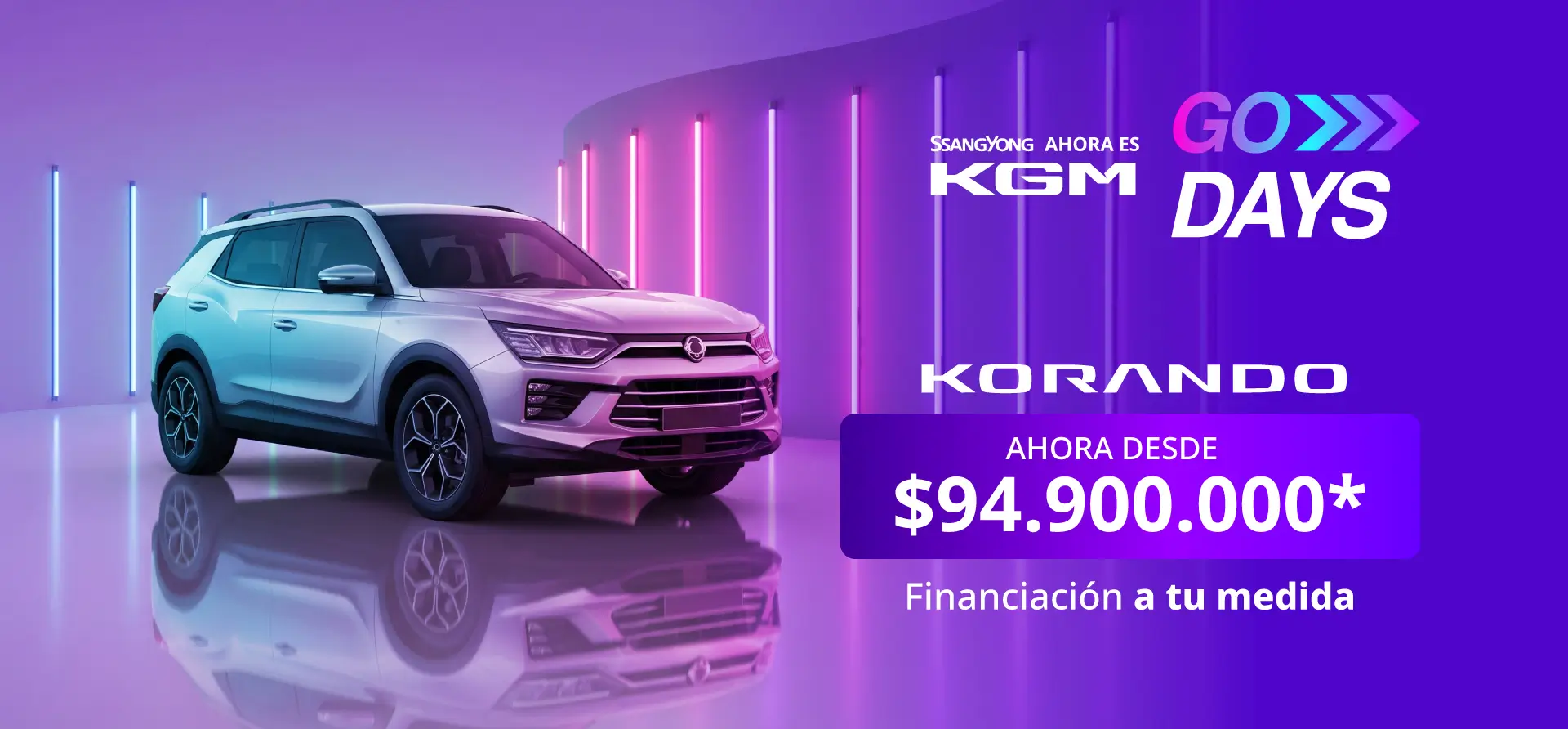 Camioneta KGM Korando plateada en estudio con iluminación neón en oferta KGM Days.