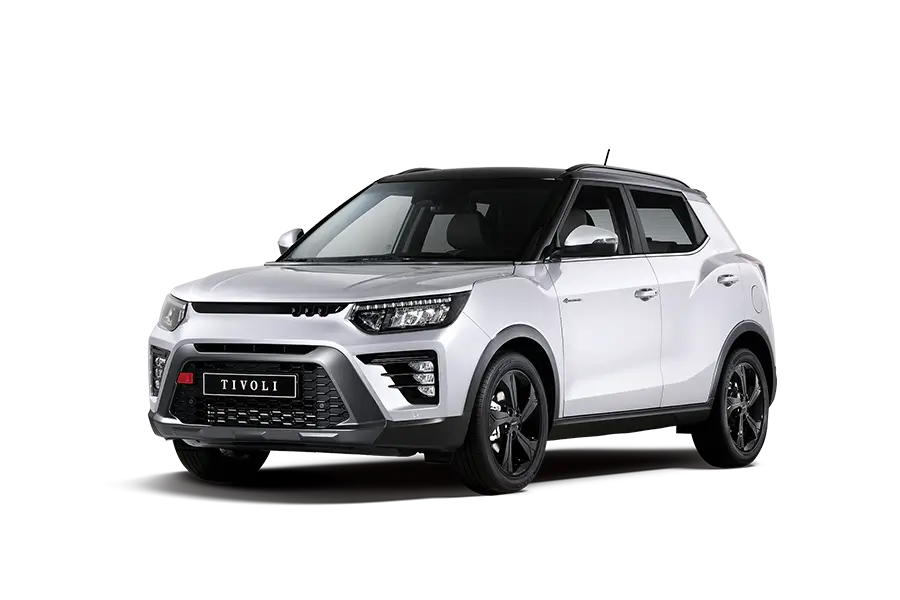 Coche SUV KGM Tivoli blanco con techo negro y detalles deportivos sobre fondo transparente.