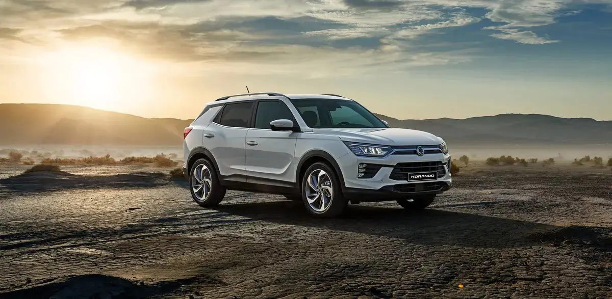 KGM Korando blanca en un paisaje abierto, SUV para familia y viajes