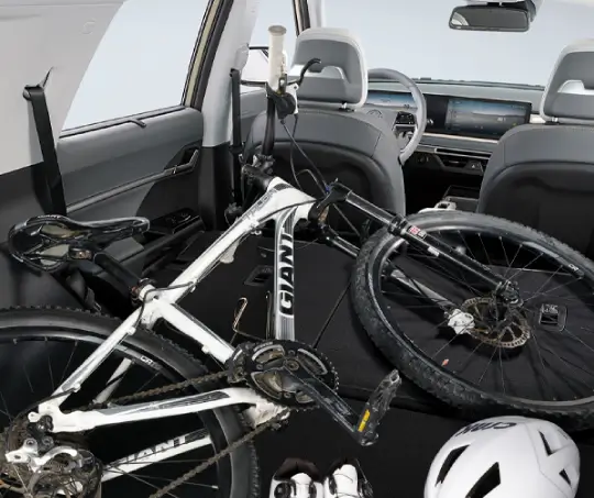 Bicicleta transportada en el interior de una SUV con los asientos traseros abatidos