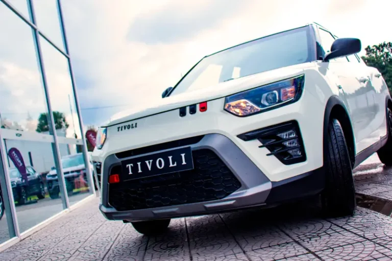 KGM Tivoli blanca, SUV compacta para conducción urbana