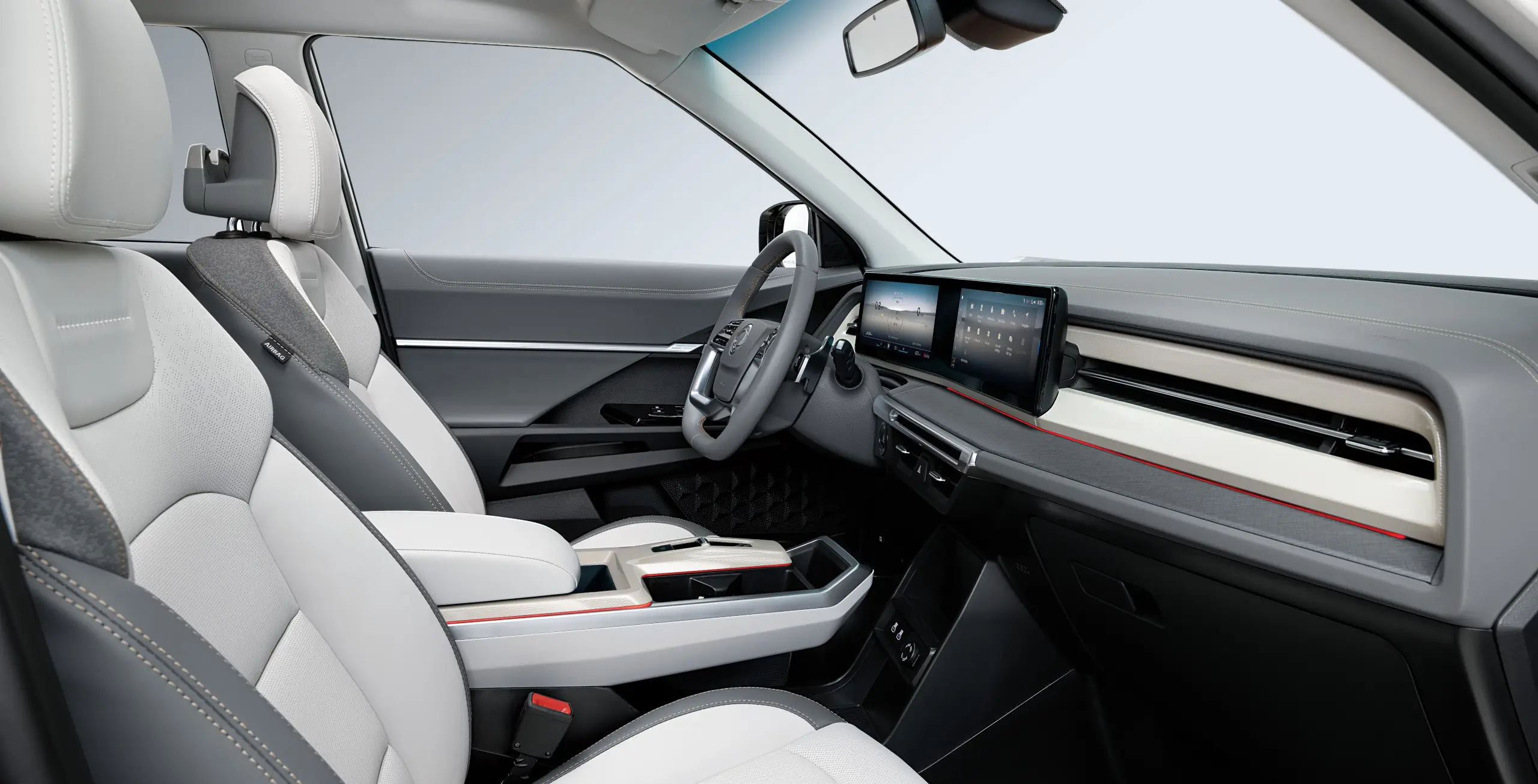 Interior de KGM Torres con asientos delanteros y pantallas digitales